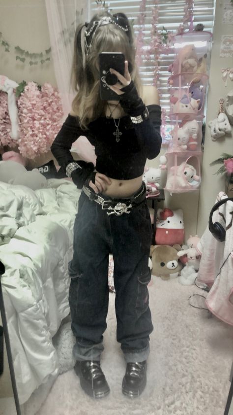 Emo Outfits Concert, Drainer Core Outfits, Kawaii Grunge Outfits, Rokku Gyaru Outfits, Kawaii Goth Clothes, Soft Emo Aesthetic, Soft Emo Outfits, Goth Y2k Outfits, Emo Grunge Outfits