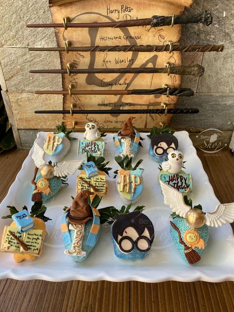 Pastel color Harry Potter birthday party. Harry Potter Themed Chocolate Covered Strawberries, Harry Potter Chocolate Covered Strawberries, Harry Potter Strawberries, Harry Potter Chocolate Strawberries, Harry Potter Cakesicles, Fancy Strawberries, Gourmet Strawberries, Decorated Strawberries, Harry Potter Sweets