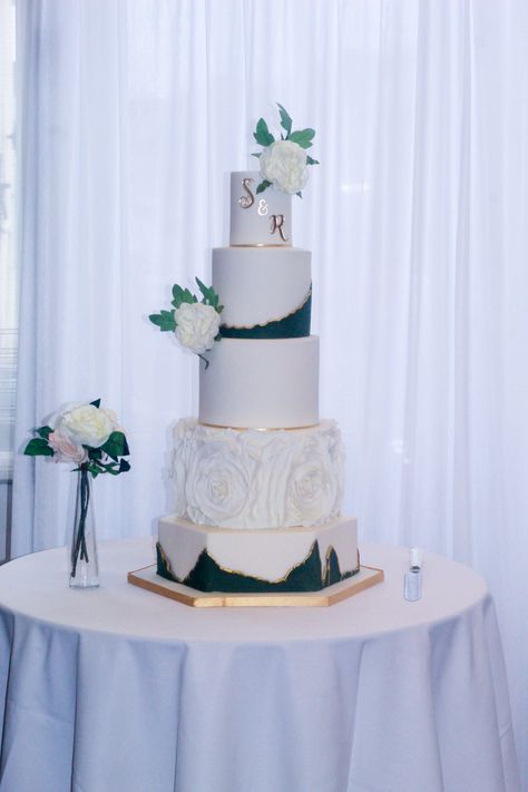 Cake Emerald Green, Wedding Cake Green And White, Emerald Wedding Cake, Wedding Cake Emerald Green, Hexagon Wedding Cake, Fancy Wedding Cakes, Wedding Church Decor, Green Wedding Cake, Emerald Green Weddings