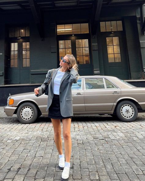 Kit Keenan Style, Kit Keenan, Pleated Mini Skirt Outfit, Socks And Loafers, Spring Skirt Outfits, Mini Skirt Outfit, Nyc Outfits, Skirt Heels, Miniskirt Outfits