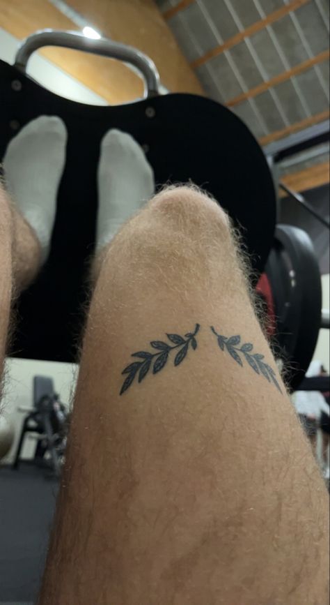 Text Knee Tattoo, Small Thigh Tattoos Men, Above Knee Tattoo Men, Quad Tattoo For Men, Above The Knee Tattoo Men, Above The Knee Tattoos Women, Knee Tattoo Men, Tattoo Ideas Geometric, Over The Knee Tattoo