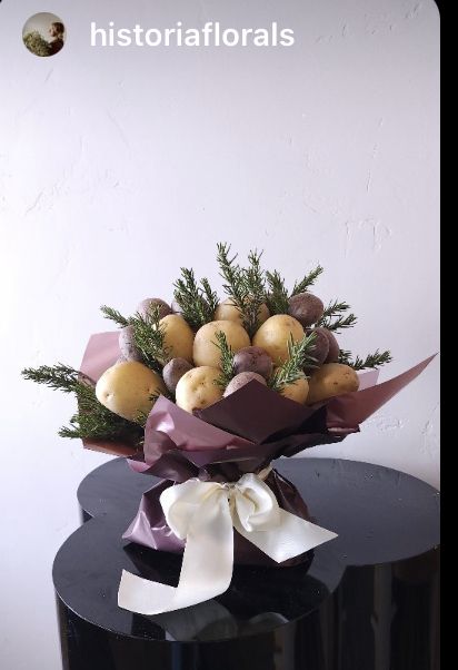 Instead of a traditional flower arrangement you can have a rosemary and potato floral arrangement Source instagram: historiaflorals Garlic Floral Arrangement, Potato Bouquet, Potato Bar, Traditional Flower, Flower Arranging, Flower Centerpieces, Floral Arrangement, Flower Arrangement, Rosemary