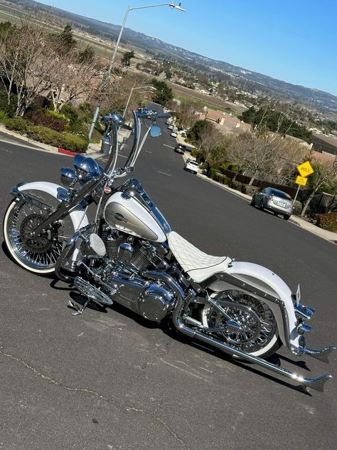 Viclas Harley, Harley Softail Deluxe, Tourer Motorcycles, Harley Davidson Pictures, Custom Motorcycles Harley, Baby Bike, Lowrider Bike, Softail Deluxe, Motorcycle Painting