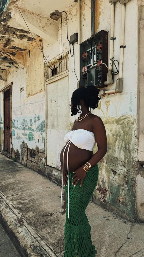 Miracle Watts Pregnant, Earthy Pregnancy Outfits, Pregnant Women With Locs, Pregnant Streetwear, Boho Maternity Outfits, Black Pregnant Women, Flying Pregnant, Summer Maternity Pictures, Hippie Pregnancy