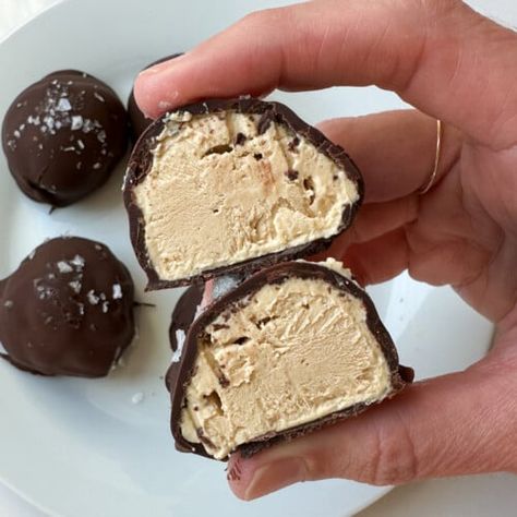 These peanut butter Greek yogurt bites are the perfect treat with a smooth and creamy yogurt center and a crisp layer of chocolate on the outside. Chocolate Covered Yogurt Bars, Lean Snacks Clean Eating, Oikos Yogurt Recipes, Healthy Desserts No Bake, Greek Yogurt Bites, Peanut Butter Greek Yogurt, Health Vibes, Greek Yogurt And Peanut Butter, Yogurt Snacks