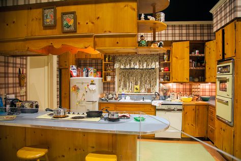 Mad Men Exhibit at MOMI, 2015. Betty Draper's kitchen Cinematic Interior, 1960s Kitchen, Betty Draper, American Kitchen, Don Draper, Vintage Kitchens, Retro Love, Casa Vintage, Classic Television