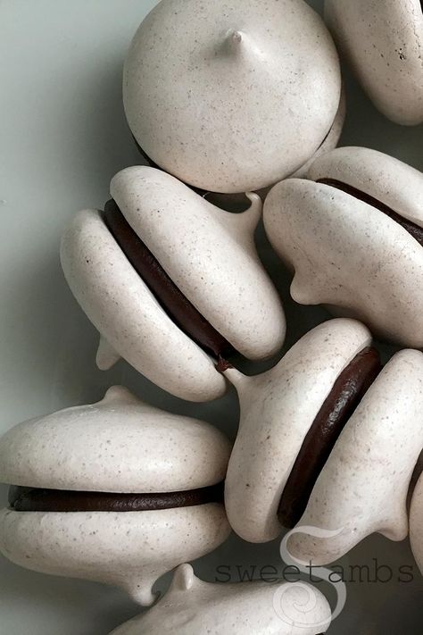 Peppermint Ganache, Chocolate Meringue Cookies, Sandwich Cookies Filling, Peppermint Meringues, Meringue Cookie, Meringue Cookie Recipe, Meringue Desserts, Chocolate Meringue, Meringue Recipe