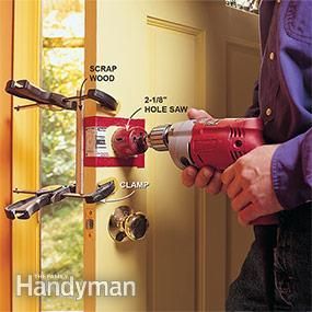 Drilling the cylinder hole in a door when installing a deadbolt lock. Garage Door Lock, Recycled Door, Home Security Tips, Carpentry Projects, Deadbolt Lock, Door Repair, Diy Home Repair, Hole Saw, Home Repairs