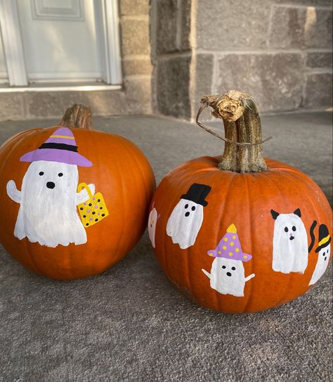 East Pumpkin Painting, Paint Pumkins Ideas Cute, Grey Pumpkin Painting Ideas, Painting Pumpinks Ideas Easy, Pumpkin Design Painting, Vampire Pumpkin Painting Ideas, Painted Tiny Pumpkins, Painted Small Pumpkins Ideas, Pumpkin With Ghosts Painted