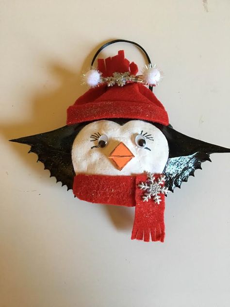 An adorable penguin painted on a Maryland blue crab shell! He's all ready for winter and to hang on your Christmas tree! Cork Vase, Crab Ornament, Crab Crafts, Crab Painting, Crab Art, Painted Santa, Crab Shells, Seashell Ornaments, Shell Decorations