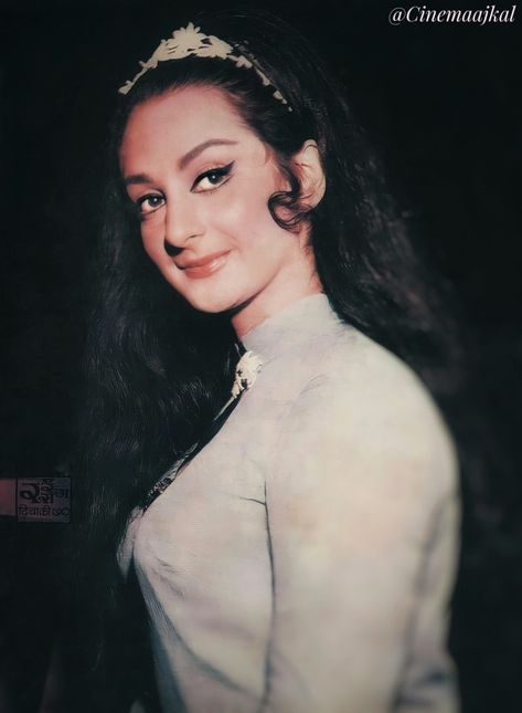 Saira Banu Saira Bano, Jaya Bhaduri, Saira Banu, Actress Images, Indian Cinema, Popular Actresses, Vintage Icons, Hindi Language, Film History