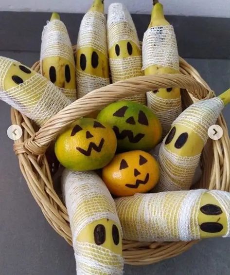 Halloween Bananas, Dulces Halloween, Halloween Infantil, Spooky Halloween Treats, Healthy Halloween Treats, Halloween Fruit, Fun Halloween Food, Diy Halloween Wreath, Spooky Halloween Party