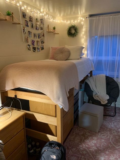 University Of Dayton Dorm Room, Jmu Dorm Room, Mizzou Dorm Room, Minimalistic Dorm, Minimalistic Dorm Room Ideas, Uw Madison Dorm, Dorm Room Inspo Minimalist, Minimalist College Dorm, Minimalist Dorm Room