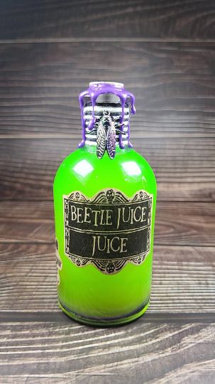 Liquid Luck Potion, Decorative Potion Bottles, Halloween Potions Display, Halloween Bottles Diy, Diy Potion Bottles Halloween, Potion Bottles Diy, Witch Potion Bottles, Diy Potion Bottles, Mini Potion Bottles