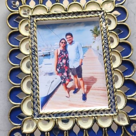 Kraftsy House By Vaishakhi 🧿 | Lippanart Vintage Photo Frame 🤍💙 Transforming moments into art. 🎨✨ Unveiling a vintage Lippan photo frame, where simplicity meets… | Instagram Lippan Art With Photo, Lippan Art Photo Frame, Diy Photo Frame Cardboard, Vintage Photo Frame, Diy Photo Frames, Lippan Art, Vintage Photo Frames, Into Art, Vintage Wall Decor