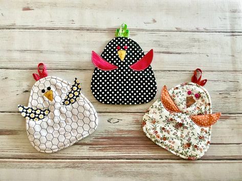 Chicken Potholder Kitchen Chicken Potholder Chicken Coop - Etsy Chicken Potholder, Quilt Pattern Book, Quilted Potholders, A Field Of Flowers, Field Of Flowers, Small Sewing Projects, A Black Cat, Creation Couture, Christmas Flowers