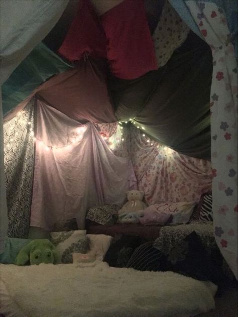 Huge Blanket Fort, Cosy Blanket Fort, Fort Ideas Aesthetic, Nostalgia Bedroom Aesthetic, Pillow Fort Room, Pillow And Blanket Fort, Slumber Party Room, Big Forts For Sleepovers, Easy Blanket Fort Ideas