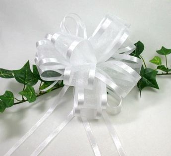 How to Tie a Floral Bow, this one has pretty good step by step directions. Christmas Bows Diy, Diy Bows, Bow Tutorial, Gift Bows, Wreath Bow, Ribbon Crafts, Diy Christmas Tree, Christmas Bows, Crafty Craft