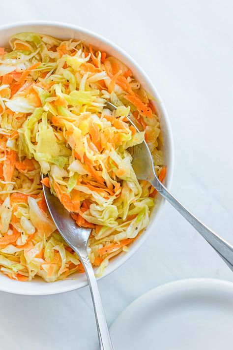 A quick cabbage and carrot salad that's left to marinate for 24 hours. Not too sour or salty, with a hint of sweetness from honey, and a touch of garlic. Cabbage And Carrot Salad, Ground Beef Lunch, Ground Beef Breakfast, Cabbage And Carrots, Carrot Salad Recipes, Greek Appetizers, Carrot Slaw, Salad Recipe Ideas, Side Salads