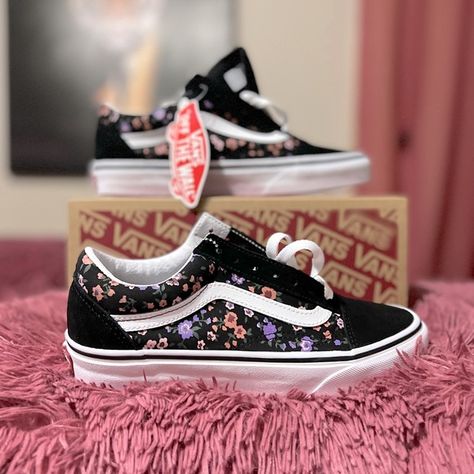 NWT Vans Old Skool Floral Print WM 6.5 (with box) Shoe Painting, Floral Vans, Tenis Vans, Painting Inspo, Painted Shoes, Vans Old Skool, Vans Old Skool Sneaker, Old Skool, Outfits Ideas