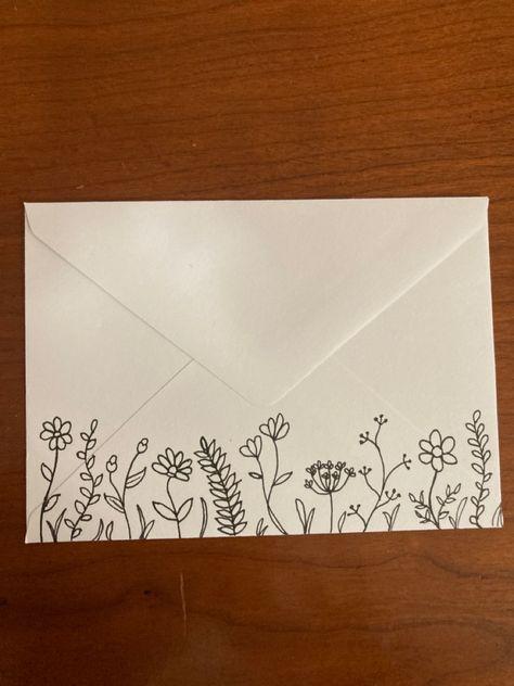 Diy Written Letters, Cute Ways To Decorate Envelopes, Flower Envelope Art, Envelope Design Drawing, Design For Envelope Drawing, Drawing On Envelopes Ideas, Cute Ways To Decorate An Envelope, Cute Aesthetic Card Ideas, Envelope Art Drawing Easy