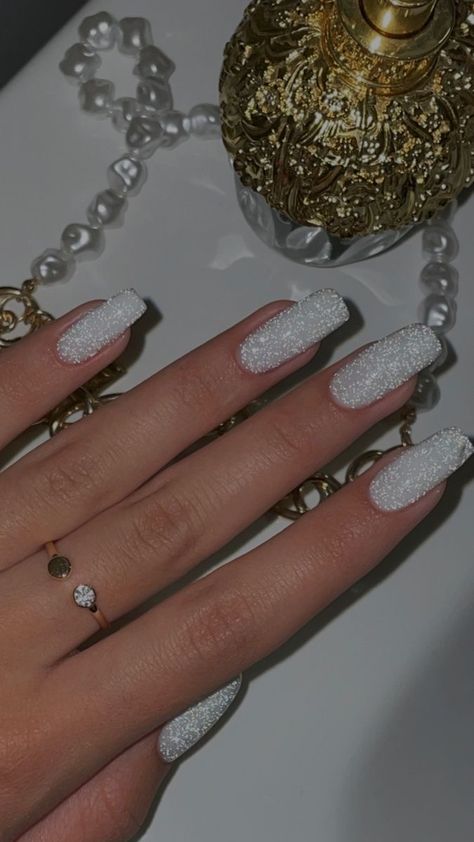 Short Nails Silver Glitter, Xmas Nails Aesthetic, Silver Aesthetic Nails, Uñas Aesthetic 2022, Silver Nails Aesthetic, Glitter Nails Aesthetic, Christmas Nails Simple Classy, Manicure New Year, Silver Sparkly Nails