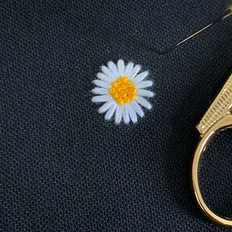 Daisy Flower Embroidery Tutorial, Easy Daisy Embroidery, Embroidery Flowers Daisy, Daisy Flower Embroidery, Daisy Flower Hand Embroidery, Embroidery Daisy, Daisy Embroidery, Embroidered Daisies, Small Daisy Embroidery