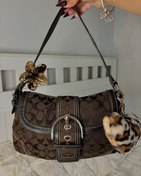 $245 free shipping ❌SOLD❌ Y2K Coach Brown Large Soho Buckle Flap �🐆 Approx measurements 12.5 L x 2.5 D x 8 H - Excellent condition with very minimal signs of wear please review all photos - Large soho - Accessories included Coach Bags Aesthetic, Handbags Y2k, Coach Soho Bag, Bags Y2k, Dope Jewelry Accessories, Y2k Purse, Coach Fashion, Vintage Designer Bags, Hand Purse