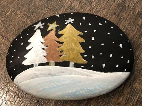 Rock Art Christmas, Winter Painted Rocks Ideas, Winter Painted Rocks, Christmas Pebble Art Ideas, Christmas Rocks Painted Ideas, Christmas Stone Painting Ideas, Stone Painting Christmas, Tree Painted Rocks, Winter Rock Painting