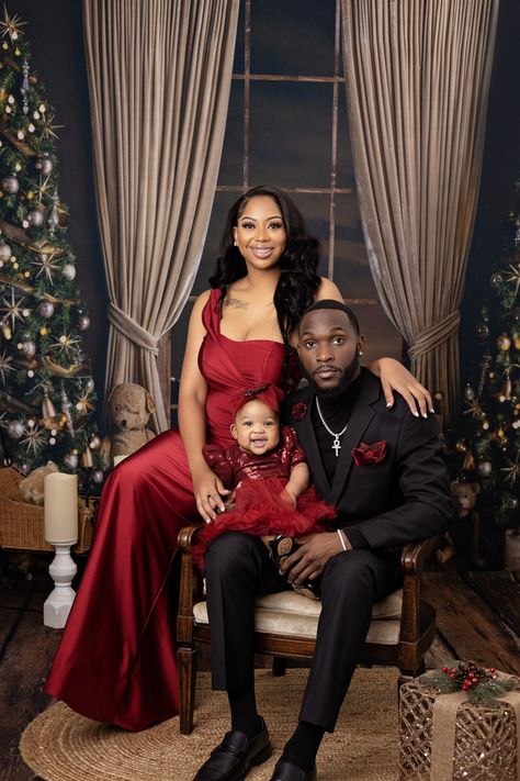 Christmas Outfits For Photoshoot, Fancy Christmas Photoshoot Family Photos, Christmas Photos Black Family, Elegant Christmas Photoshoot Couple, Black Christmas Family Photos, Jcpenney Christmas Portraits, Glam Family Photoshoot Studio, Studio Holiday Family Photos, Black Christmas Photoshoot Family