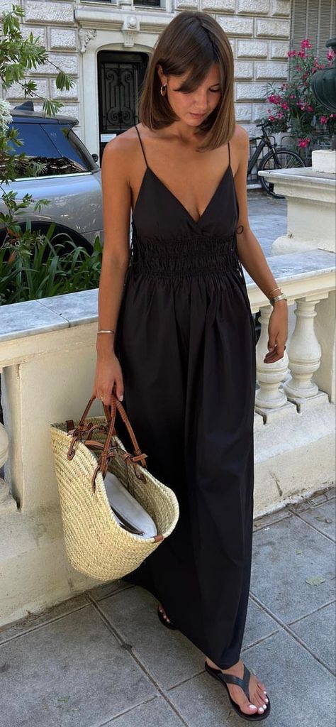 European Fashion Summer Dresses, Italian Summer Street Style, Sicily Summer Outfits, Parisian Street Style 2024, European Street Style Summer, Paris Summer Outfits Parisian Chic, Street Style 2024 Summer, European Summer Dresses, Street Style Italy