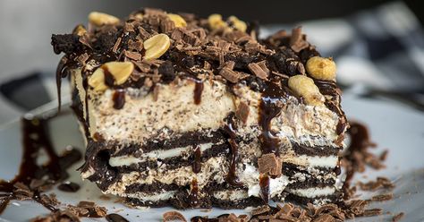 Chunky Peanut Butter Oreo Icebox Cake Peanut Butter Icebox Cake, Oreo Icebox Cake, Icebox Cake Recipes, Peanut Butter Oreo, Chunky Peanut Butter, 12 Tomatoes, Icebox Cake, Fudge Sauce, Creamy Desserts