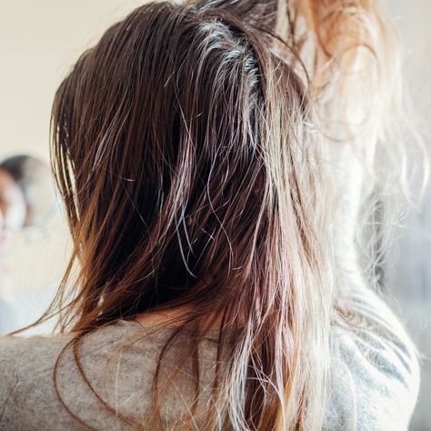 Greasy Hair: 10 Ways to Treat and Prevent It, According to Experts | Glamour Prevent Greasy Hair, Vinegar For Hair, Apple Cider Vinegar For Hair, Hair Myth, Greasy Hair, Skillet Recipes, Flat Irons, Caramel Hair, Oily Scalp