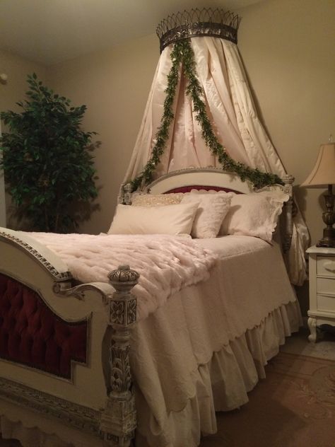 Fairy Tale Bedroom - Snow White's Bed Fairy Tale Bedroom Aesthetic, Snow White Bedroom Ideas, Snow White Room Decor, Fairy Tale Bedroom Ideas, Fairytale Bedroom Ideas, Snow White Bedroom, Snow White Room, Fairytale Bedroom Ideas For Adults, Fairy Tale Bedroom