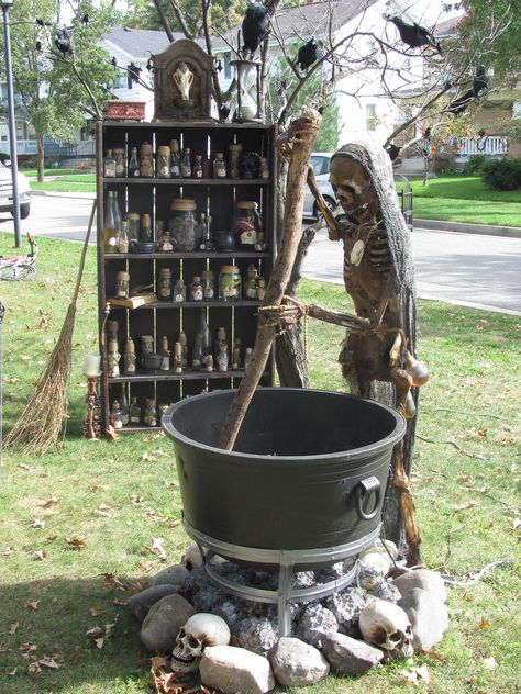 IMG_2023 | Roger Dau | Flickr Diy Calderon Halloween, Cauldron Ideas, Swamp Halloween, Halloween Yard Ideas, Haunted Swamp, Haunted Farm, Halloween Yard Displays, Voodoo Halloween, Trail Ideas