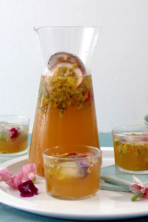 Rooibos Granadilla Punch. Upgrade your iced tea game with this delicious mocktail. Milo Recipe, Christmas Drinks Nonalcoholic, Best Mocktails, Smoothie Popsicles, Non Alcoholic Punch, Peppermint Crisp, Homemade Soda, Rooibos Tea, Sunday Lunch