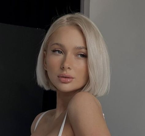 Short Platinum Hair, Baby Blonde Hair, Short Platinum Blonde Hair, Platinum Blonde Bobs, Kort Bob, Perfect Blonde Hair, Blonde Bob Hairstyles, Light Blonde Hair, Oval Face Hairstyles