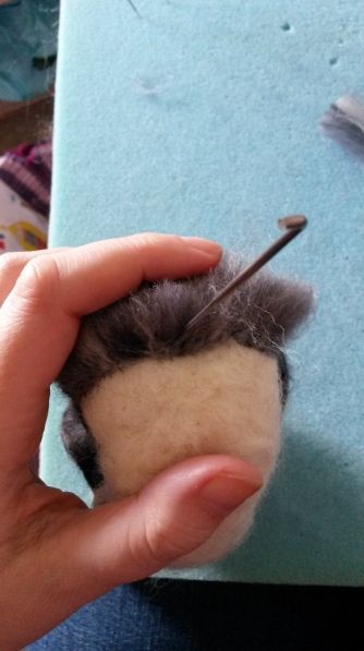 How to needle felt long animal fur | Fit to be loved Felting Tips, Felt Tutorial, Needle Felting Diy, Felting Ideas, Felt Animal, Christopher Walken, 3d Figures, Needle Felting Tutorials, Animal Fur