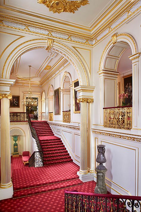 Visitors to London may recognize the red brick building at the bottom of St. James’ Street—St James’ Palace—and its location near many Pall Mall clubs and boutique hotels. St James Palace, Red Brick Building, Classical Interior Design, St James's Palace, British Homes, English Architecture, Classical Interior, Palace Interior, Pall Mall