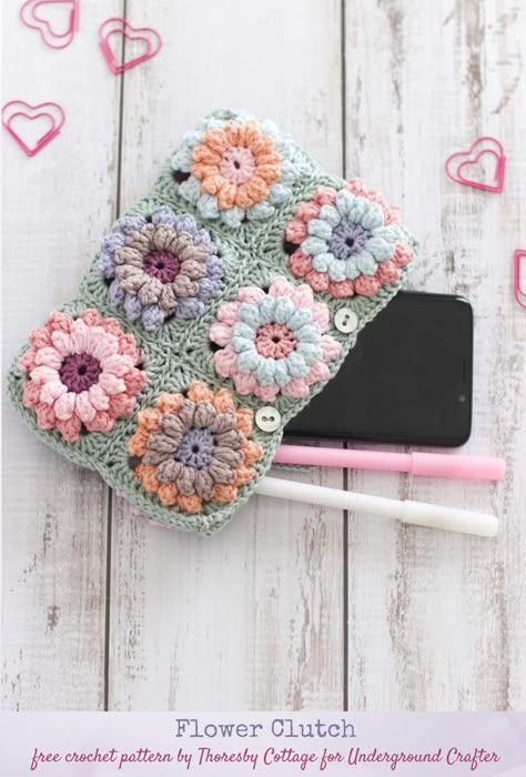 Flower Clutch, free #crochet pattern by Thoresby Cottage for Underground Crafter - This clutch in muted modern colors has great texture. Made with floral squares, you can adjust it to your favorite size. #undergroundcrafter #thoresbycottage #crochetclutch #moderncrochet Crochet Pattern Flower, Flower Clutch, Crochet Bobble, Crochet Clutch, Crochet Purse, Stitch Crochet, Crochet Bags Purses, Floral Squares, Stitch Marker