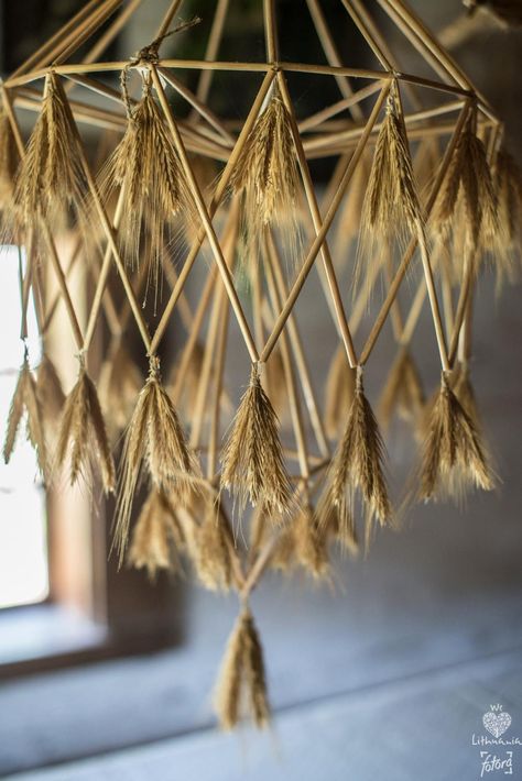 Straw Decor, Wheat Decor, Paper Chandelier, Corn Dolly, Straw Art, Straw Decorations, Deco Nature, Nature Crafts, Diy Projects To Try