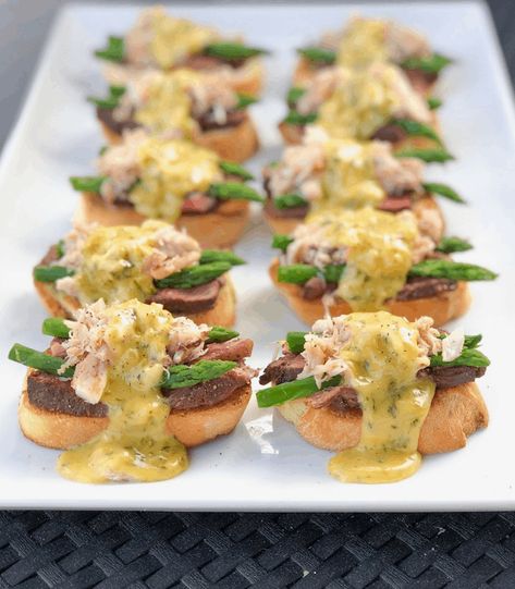 Filet Oscar, Appetizers Fancy, Classy Appetizers, Crostini Appetizer, Fingerfood Baby, Crostini Appetizers, Fancy Appetizers, Appetizer Bites, Party Appetizers