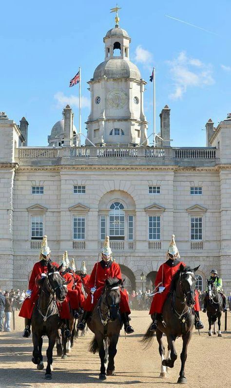 Horse Guards Parade, London Black Charger, Royal Horse Guards, Queens Guard, Horse Guards Parade, Horse Guards, British Army Uniform, Hms Victory, London Attractions, London Baby