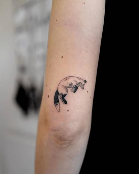 Small Fox Tattoo, Doe Tattoo, Fox Tattoo Design, 4 Tattoo, Fox Tattoo, Discreet Tattoos, Tattoo Flash Art, Tattoo Life, Tattoos Gallery