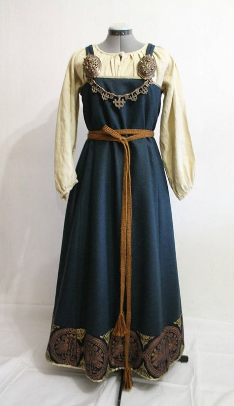 Norna's Mystery Viking Womens Clothing, Medieval Viking Dress, Hand Sewn Clothes Aesthetic, Medieval Norse Clothing, Women Viking Outfits, Viking Heritage, Vikings Clothes, Viking Dresses, Viking Dress Woman