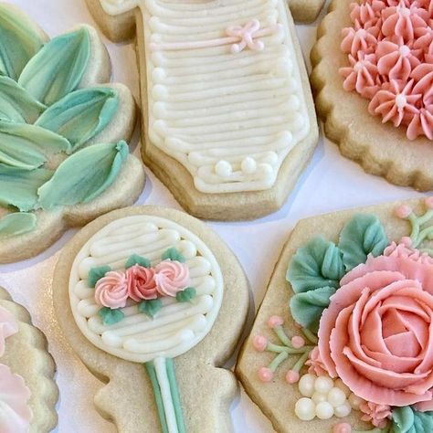 Buttercream Baby Shower Cookies, Buttercream Sugar Cookies, Shower Funny, Buttercream Cookies, Flower Sugar Cookies, Decorative Food, Buttercream Decorating, Valentine Sugar Cookies, Sugar Cookie Decorating