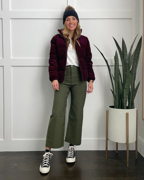 Cropped Corduroy Pants Outfit, Cropped Pants Outfit Winter, Cropped Pants With Boots, Wide Leg Crop Pants Outfit, Shoes With Wide Leg Pants, Counselor Outfits, Cropped Pants Winter, Cuffed Pants Outfit, Green Jeans Outfit