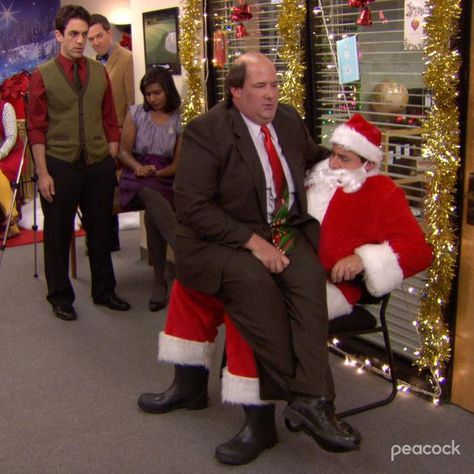 The Office on Instagram: "4 days until he climbs down your chimney. What did you ask S̶a̶n̶t̶a̶ Michael Scott for this year? 🎅" Seinfeld Christmas, Office Christmas Episodes, Best Of The Office, The Office Christmas, Michael Scott The Office, George Costanza, Grave Of The Fireflies, The Office Show, Christmas Episodes