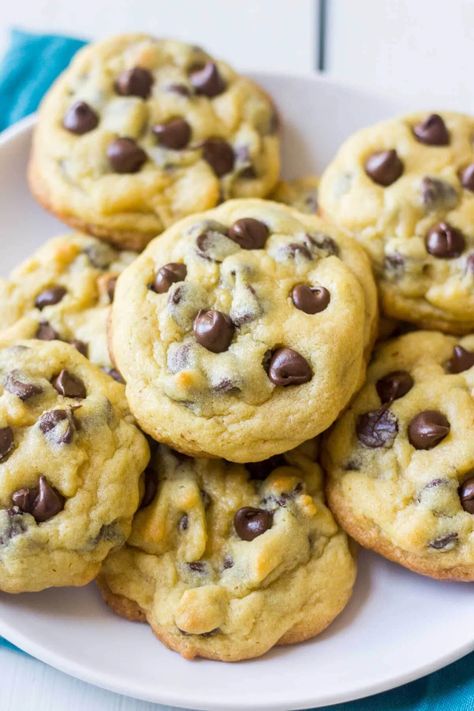 Soft and chewy, these chocolate chip pudding cookies are easy to make and stay soft for days! Add vanilla pudding mix for the perfect cookies texture. Pudding Cookies Recipes, Chocolate Chip Pudding, Chocolate Chip Pudding Cookies, Soft Chocolate Chip Cookies, Pudding Cookies, Perfect Chocolate Chip Cookies, Choc Chip Cookies, Chewy Chocolate Chip, Chewy Chocolate Chip Cookies