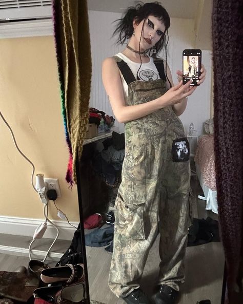 Punk Overalls Outfit, All Black Skater Outfit, Overall Alt Outfits, Alternative Overalls, Alt Overalls, Alt Overalls Outfit, Chaoscore Outfits, Camo Overalls Outfit, Loser Core Outfits